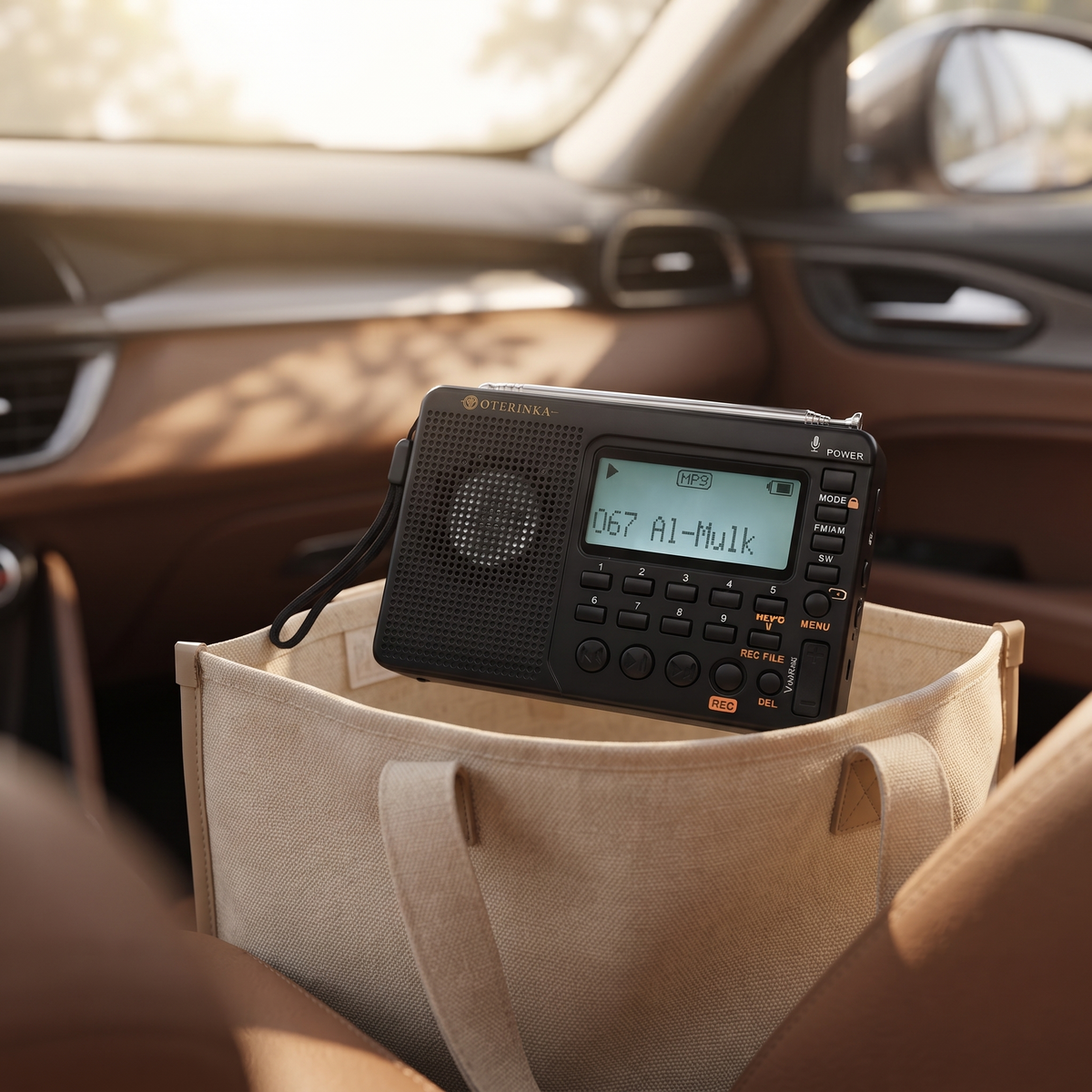 Radio OTERINKA dans un sac en toile, en voiture, écran affichant 067 Al-Mulk